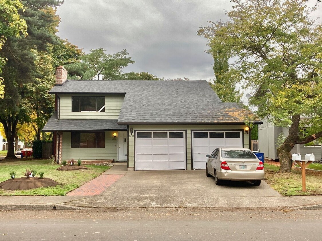 Primary Photo - 2 Bedroom/ 1 Bath UPSTAIRS Duplex Unit- Av...