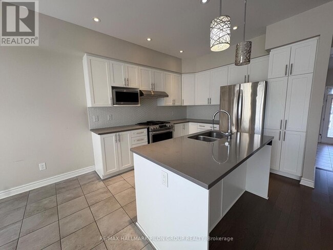 Building Photo - 324 Rainrock Cres