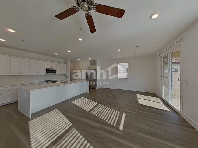 Building Photo - 5880 Vaes Dothrak St