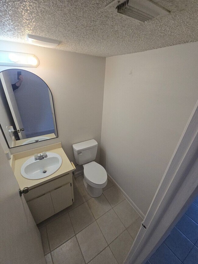 Building Photo - 2-Bedroom, 2-Bathroom Condo in Land O' Lakes