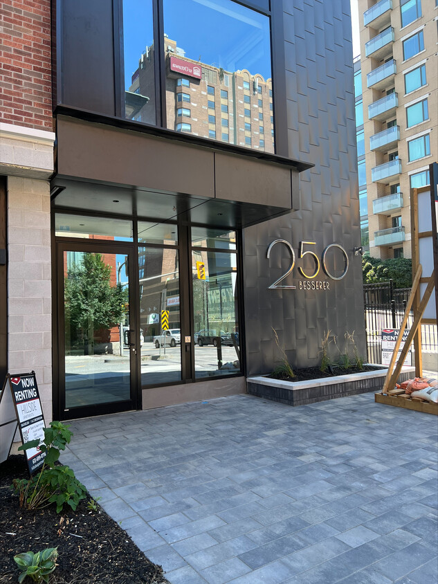 Porte extérieure - 250 Besserer St. – Hillside Apartments