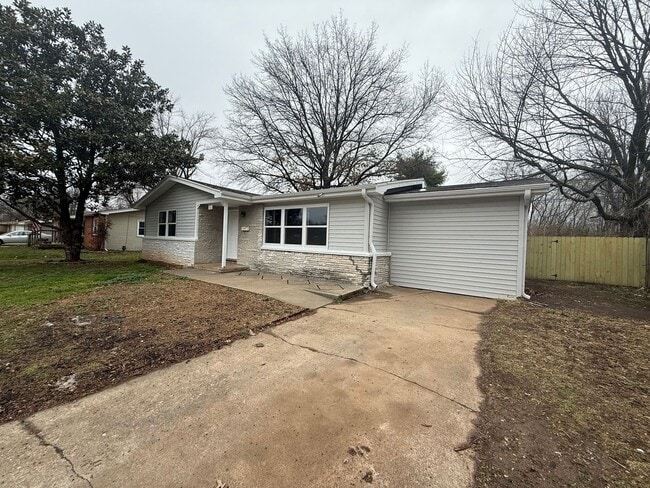 Building Photo - 4 Bedroom 2 Bathroom House Available NOW!