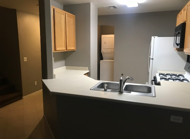 Building Photo - 10063 Swimming Hole St