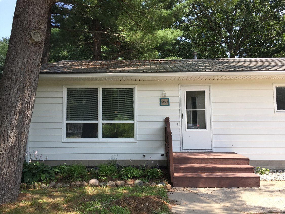 1308 Glen Rd, Midland, MI 48640 Condo for Rent in Midland, MI