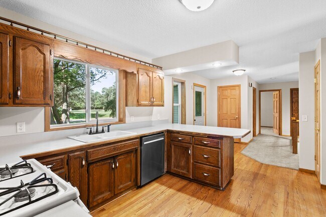 Foto del edificio - Rent in Andover 4 bd 3 ba 5 garage stalls, 1 AC avail NOW: $2,895/mo plus utilities.