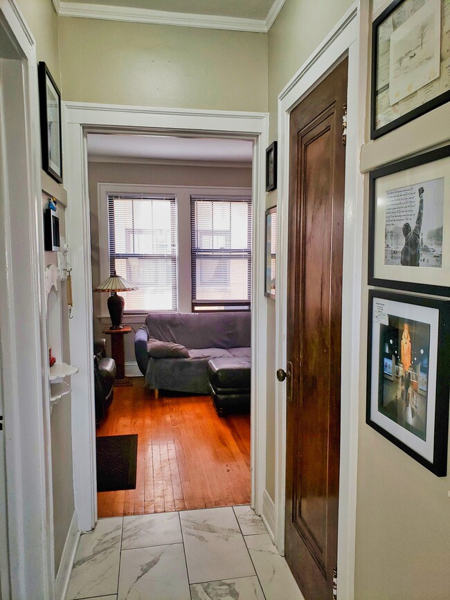 Building Photo - Spacious Two Room Studio in Excellent Berw...