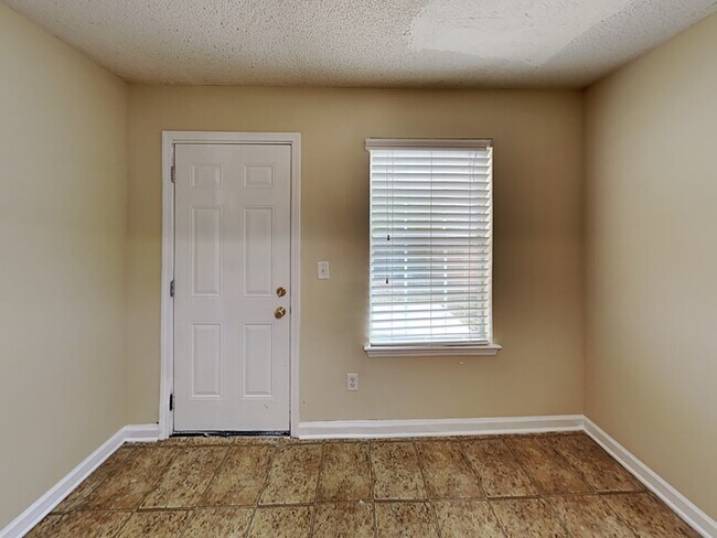 Foto del edificio - 5-bedroom home in Atlanta with all the fea...
