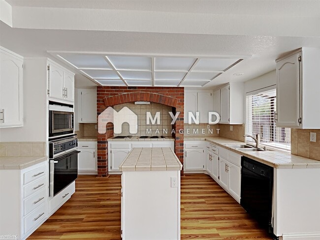Building Photo - 4 br, 3 bath House - 800 Valencia Dr