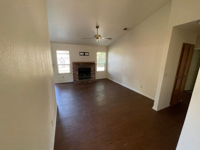 Building Photo - 604 Hovey Way