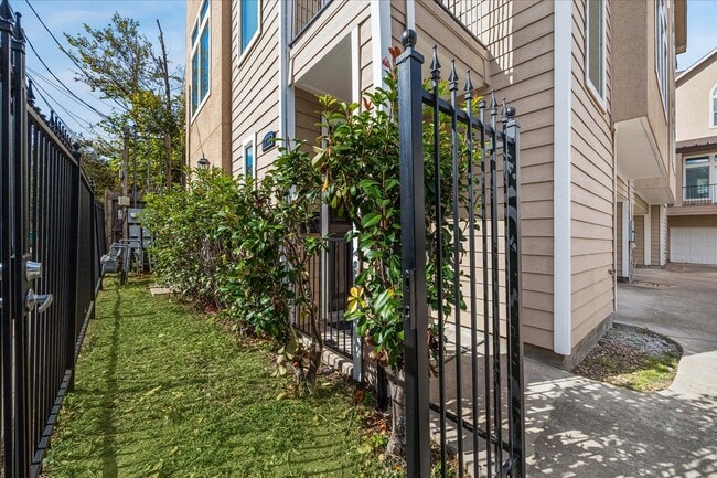 Foto del edificio - 5210 Petty St