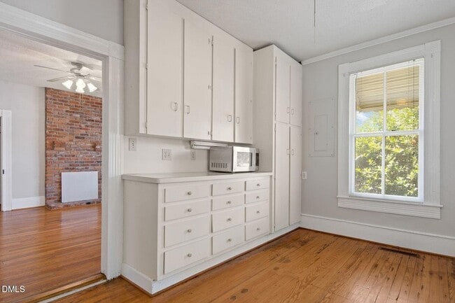 Building Photo - 106 W Ivey St