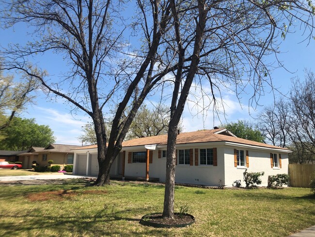 Foto del edificio - Custom Remodeled Home on a Tree lined stre...