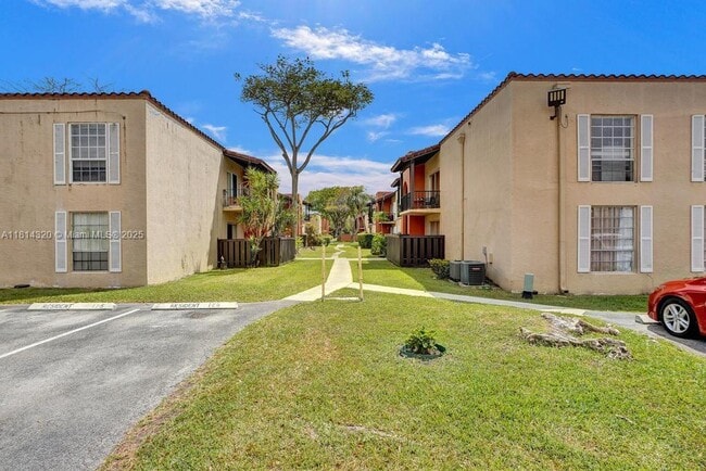 Building Photo - 10804 N Kendall Dr