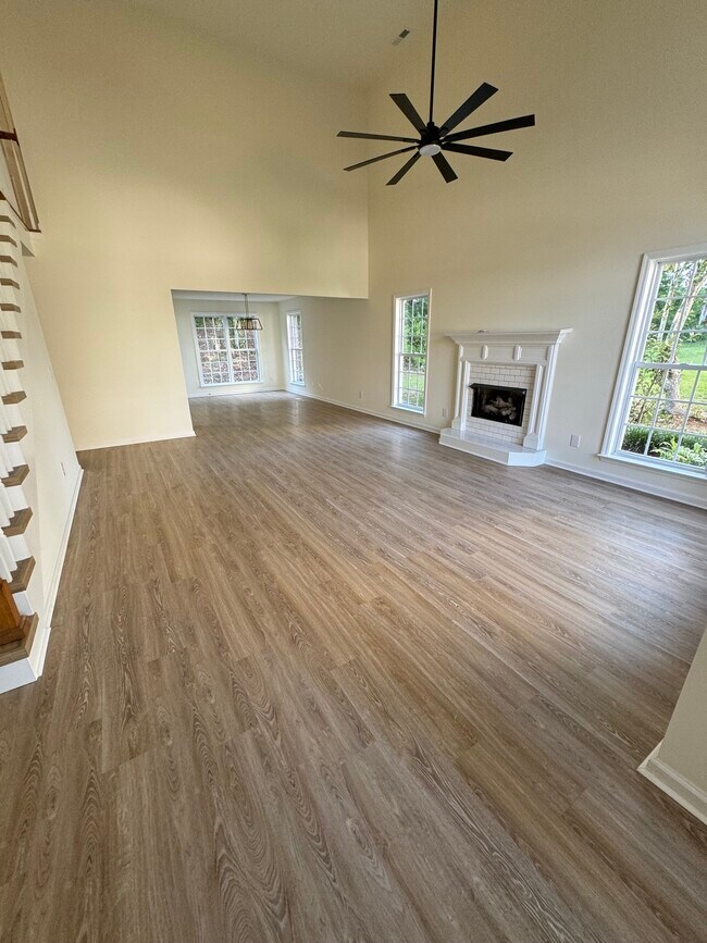 View of the living room from the entrance - 2663 Kingsley Ct