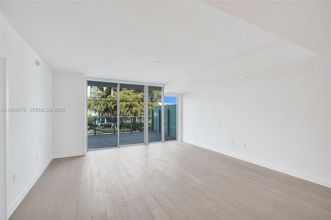 Foto del edificio - 9221 E Bay Harbor Dr