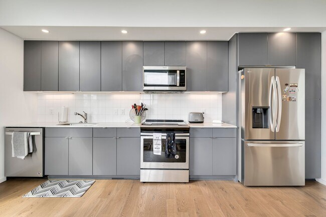 Building Photo - Beautiful top floor condo near downtown!