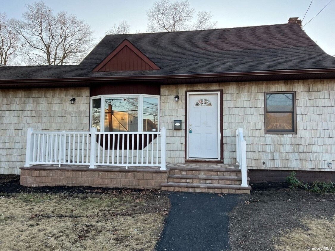196 S Broome Ave, Lindenhurst, NY 11757 House Rental in Lindenhurst