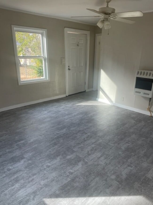 Building Photo - Cute One Bedroom