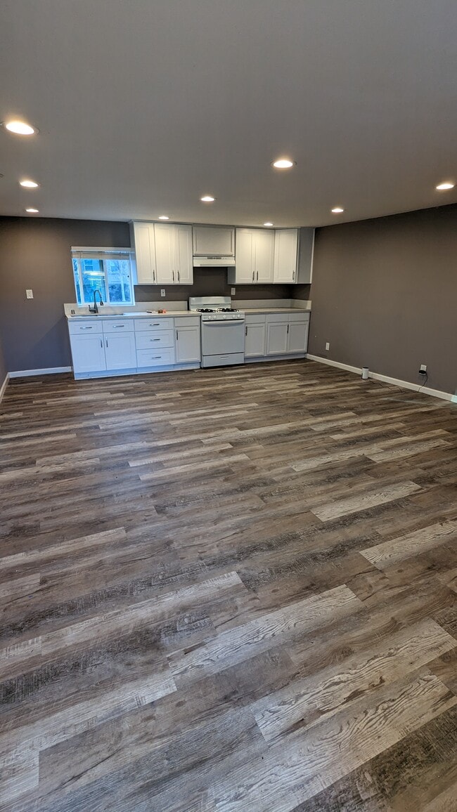 Building Photo - 655 W Beverly Dr
