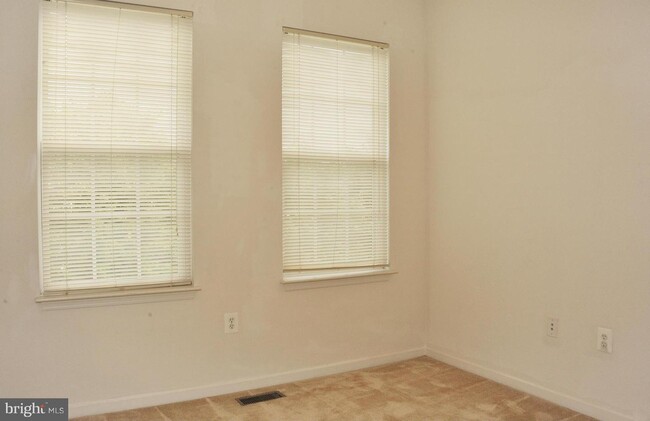 Building Photo - 8477 Silverdale Rd
