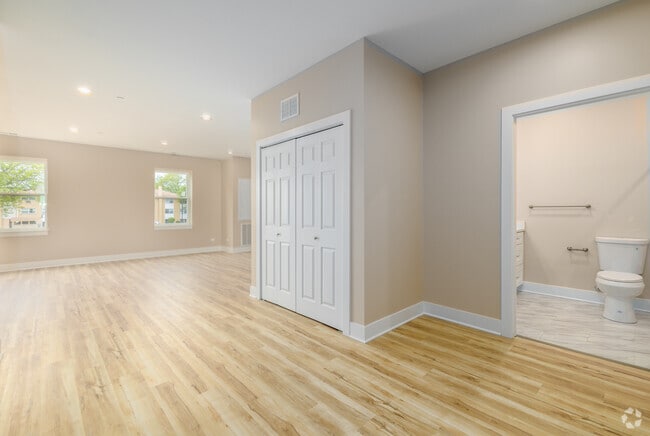 Studio - 690SF - Dining Area - 400 S Main Pl