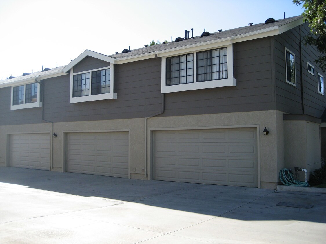 Primary Photo - 8171 Lampson Ave