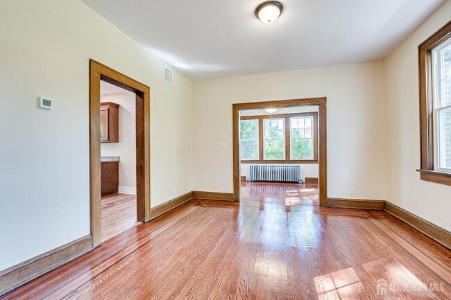 Foto del edificio - 338 Buckelew Ave