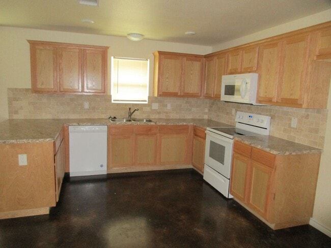 Building Photo - 3/2 Brick Home in Lampasas