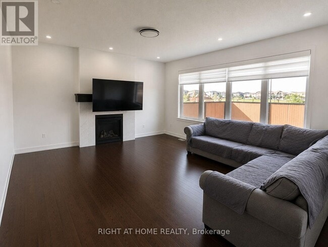 Building Photo - 800 Paseana Pl.