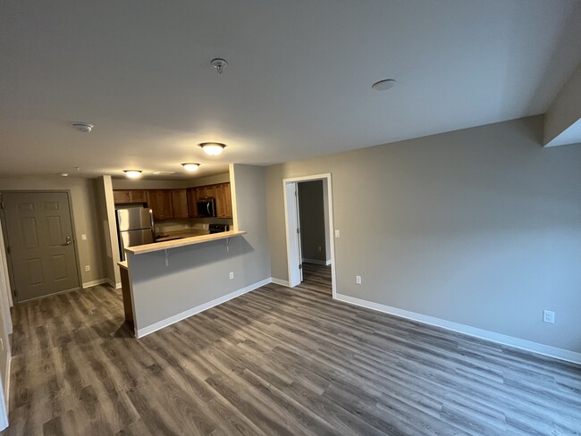 Sala de estar y cocina - Swanzey West Apartments