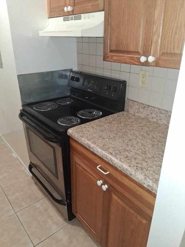 Building Photo - 2 bedroom, 1 bath condo GREAT DEAL
