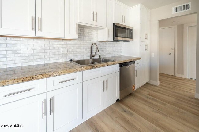 Foto del edificio - 6767 N 7th St