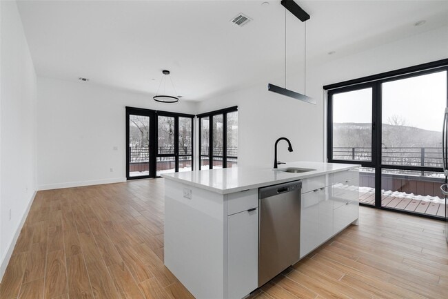 Building Photo - 300 Arno Dr