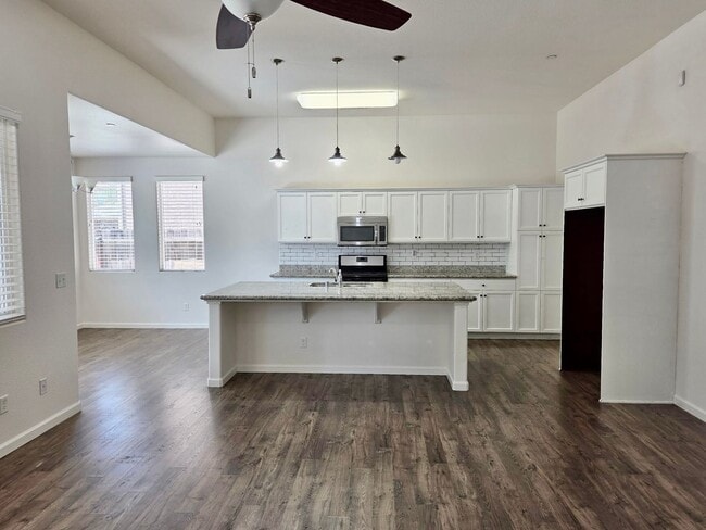 Building Photo - $2,400 Barstow & Leonard, 3 Bed- 2 Full Ba...