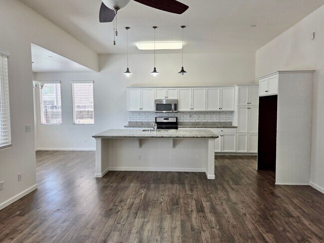 Foto del edificio - $2,400 Barstow & Leonard, 3 Bed- 2 Full Ba...