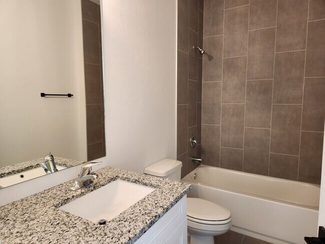 Foto del edificio - 716-718 Gilbert Ave S