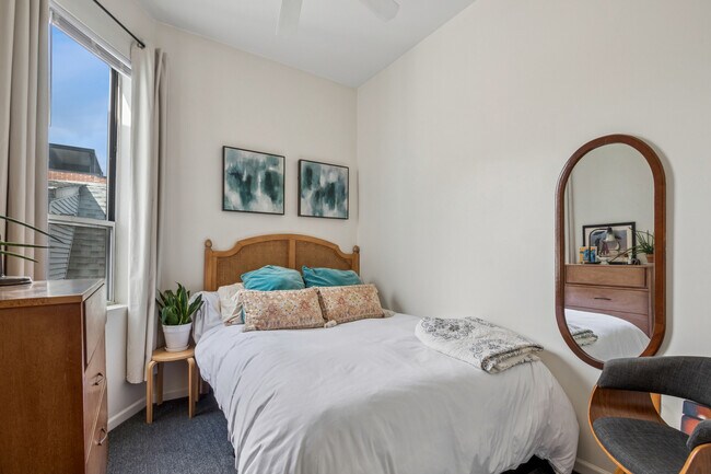 Foto del edificio - 2920 N Lakewood Ave
