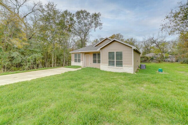 Building Photo - 5290 Pine Haven Ln