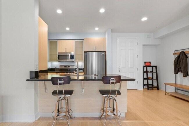 Building Photo - Luxury condo in the heart of downtown Santa Cruz!