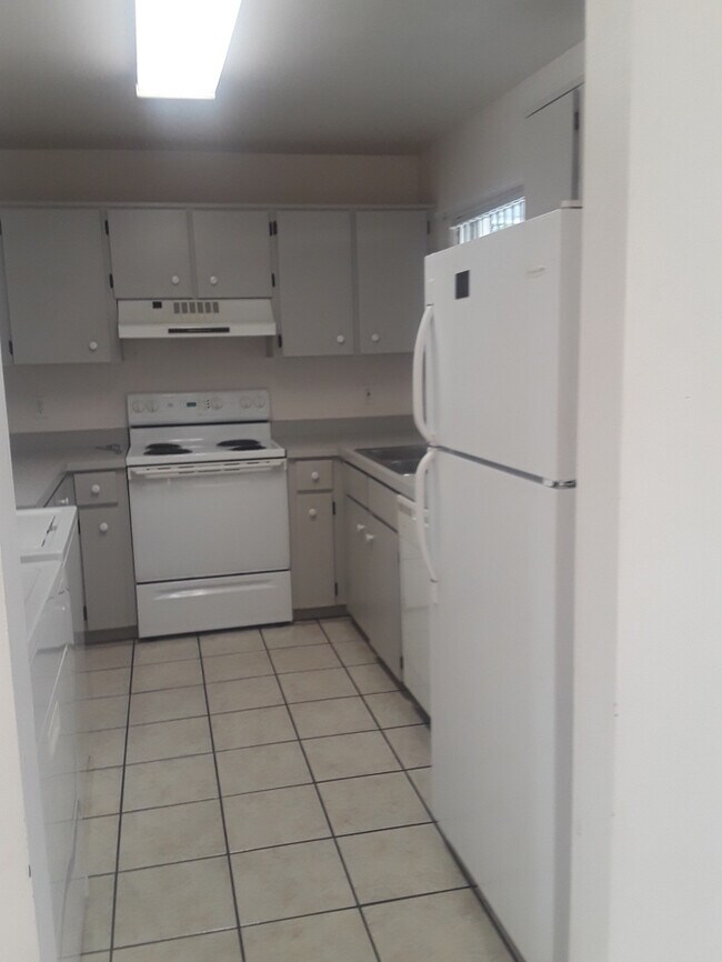 Building Photo - Great Property located in Golden Palm