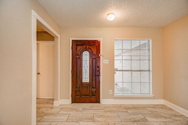 Foto del edificio - Spacious one story home on a corner lot!