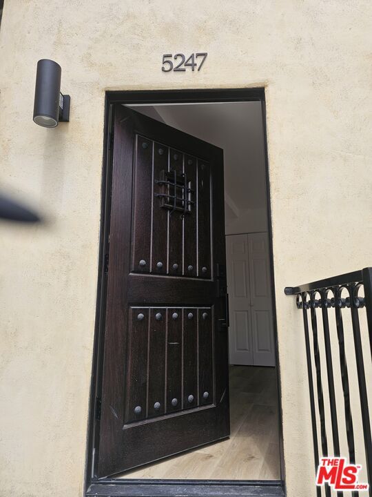 Foto del edificio - 5247 W 9th St