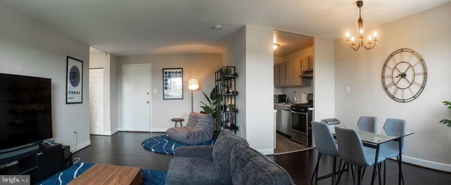 Building Photo - 1300 S Arlington Ridge Rd