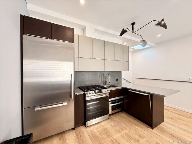 Foto del edificio - 71-57 69th Pl