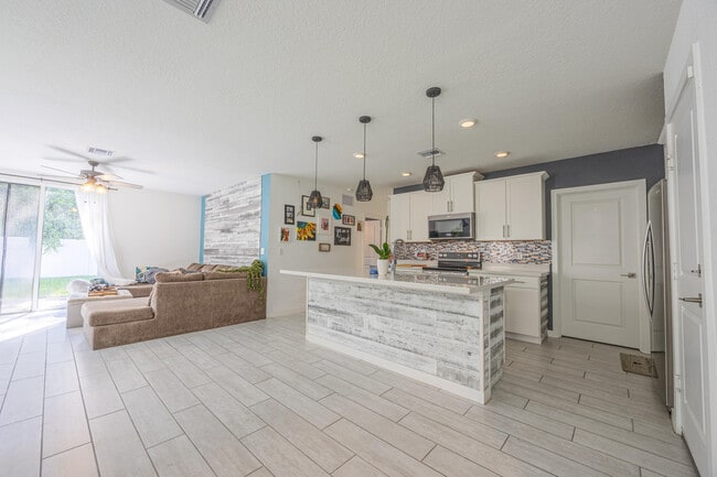 Foto del edificio - 2460 Timber Forest Dr