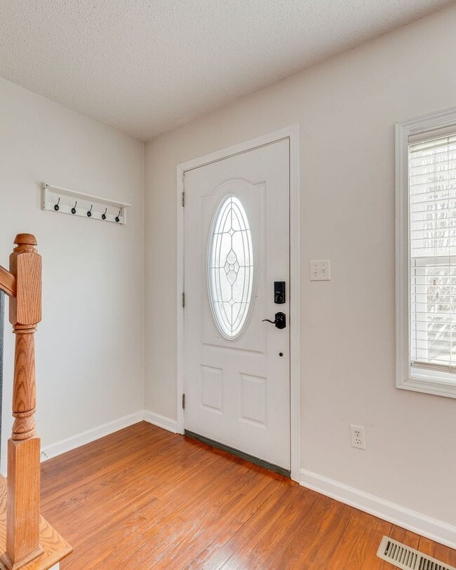 Foto del edificio - Now Available | 2 Bedroom 2.5 Bath | Bristol, TN