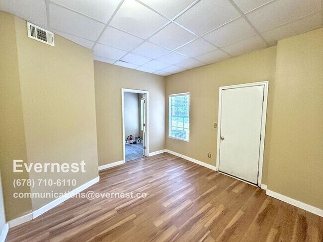 Foto del edificio - 4-Bedroom, 3.5-Bath Home in a Relaxing Nei...