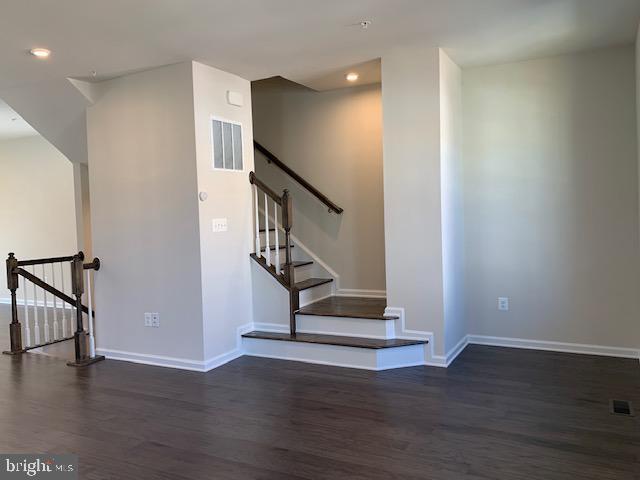 Building Photo - 3201 Laurel Hl Rd