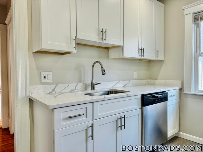 Building Photo - 45 Warner St