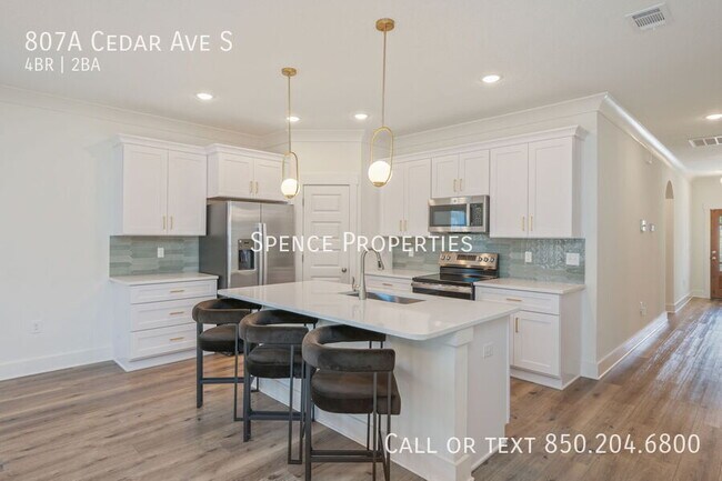 Foto del edificio - 807A Cedar Ave S